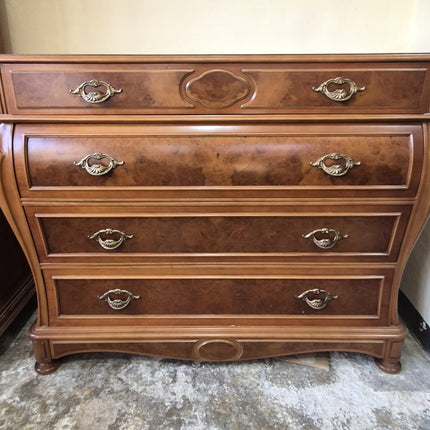 CÓMODA Y PAR DE MESITAS DE NOCHE