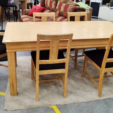 MESA EXTENSIBLE CON 6 SILLAS