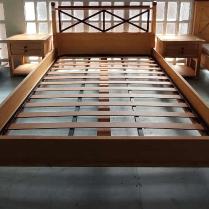 CAMA MATRIMONIAL + MESITAS DE NOCHE