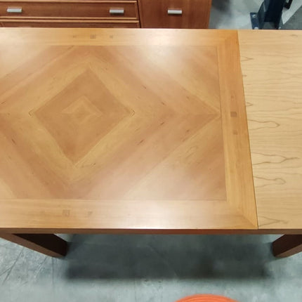 MESA EXTENSIBLE CON 4 SILLAS