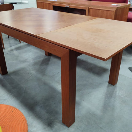 MESA EXTENSIBLE CON 4 SILLAS