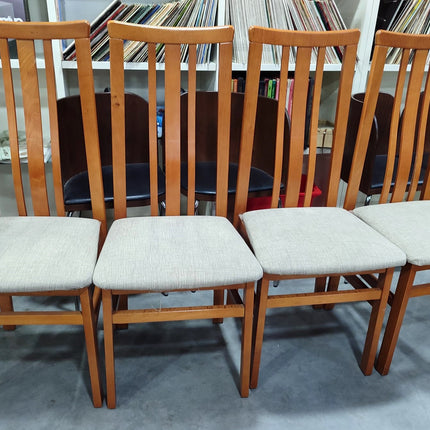 MESA EXTENSIBLE CON 4 SILLAS