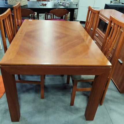 MESA EXTENSIBLE CON 4 SILLAS