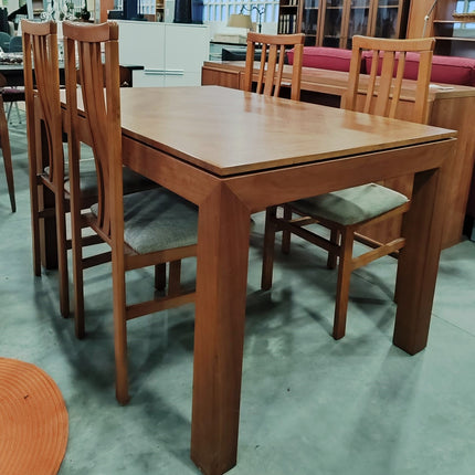 MESA EXTENSIBLE CON 4 SILLAS