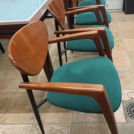 CUATRO SILLAS DE COMEDOR