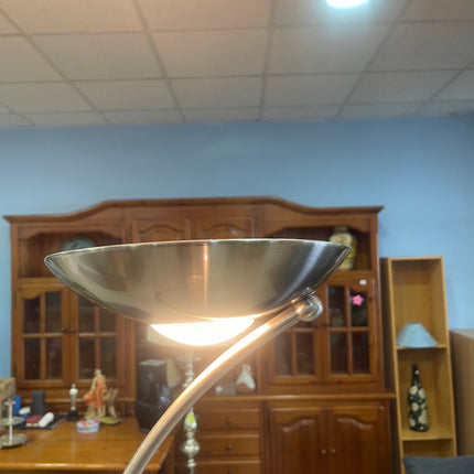 LÁMPARA DE PIE DE METAL