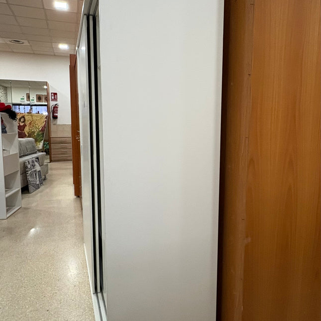 ARMARIO BLANCO DE PUERTAS CORREDIZAS