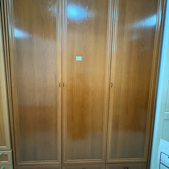 ARMARIO TRES PUERTAS Y SEIS CAJONES