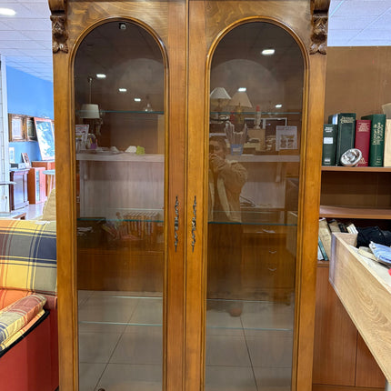 VITRINA DE MADERA CON PUERTAS DE CRISTAL