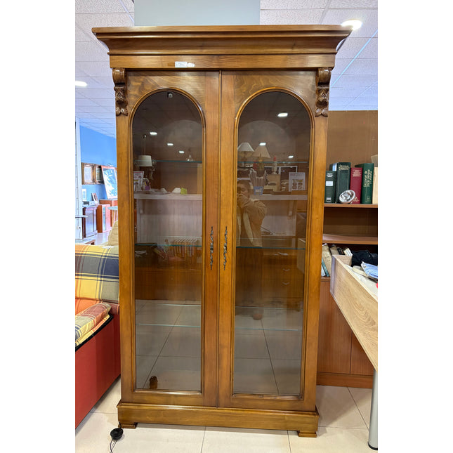 VITRINA DE MADERA CON PUERTAS DE CRISTAL