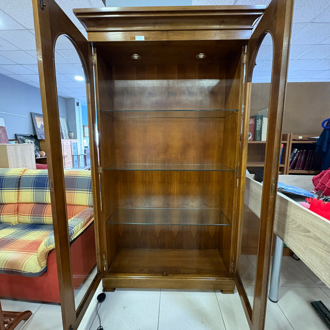 VITRINA DE MADERA CON PUERTAS DE CRISTAL