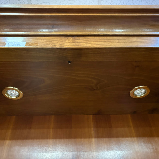 VITRINA DE MADERA CON PUERTAS DE CRISTAL