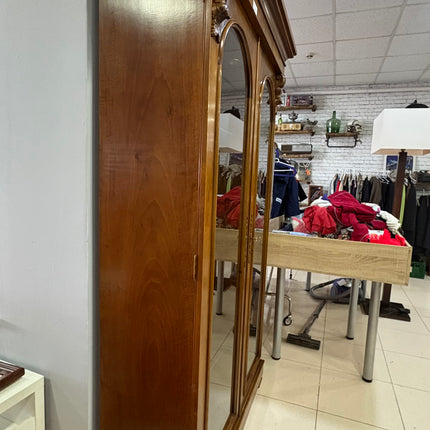 VITRINA DE MADERA CON PUERTAS DE CRISTAL