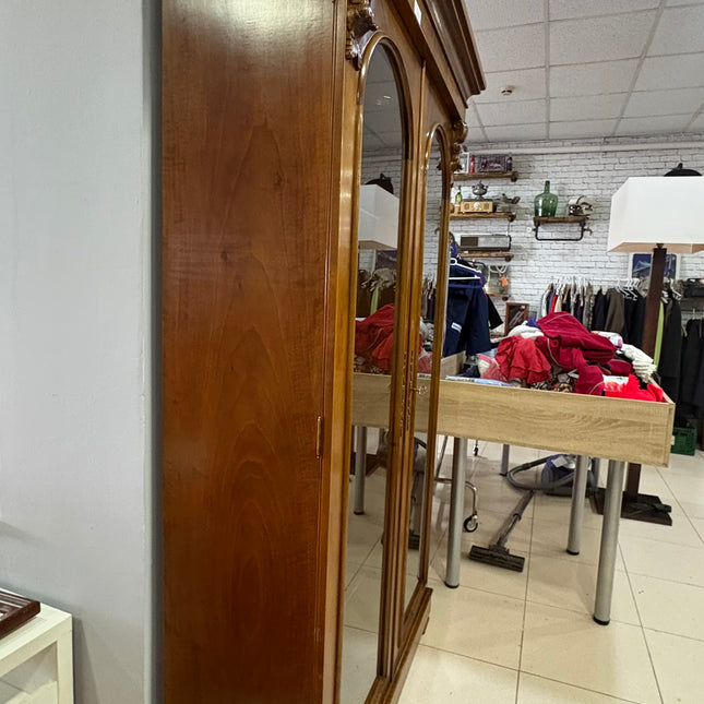 VITRINA DE MADERA CON PUERTAS DE CRISTAL