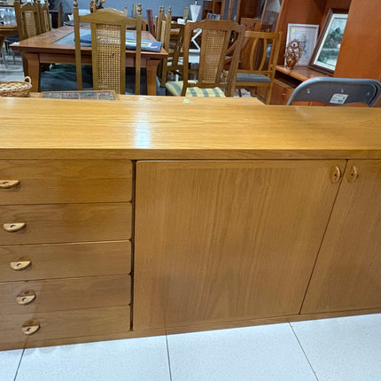 APARADOR DE MADERA CON BOTELLERO