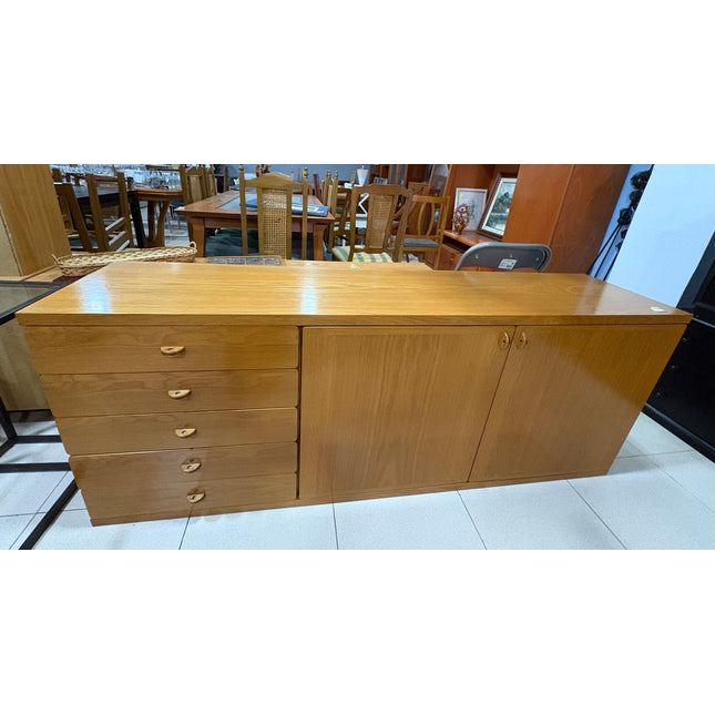 APARADOR DE MADERA CON BOTELLERO