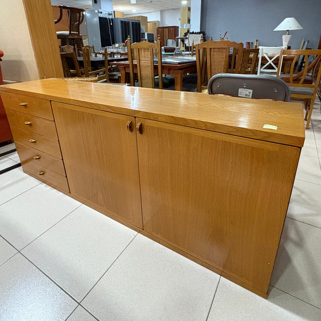 APARADOR DE MADERA CON BOTELLERO