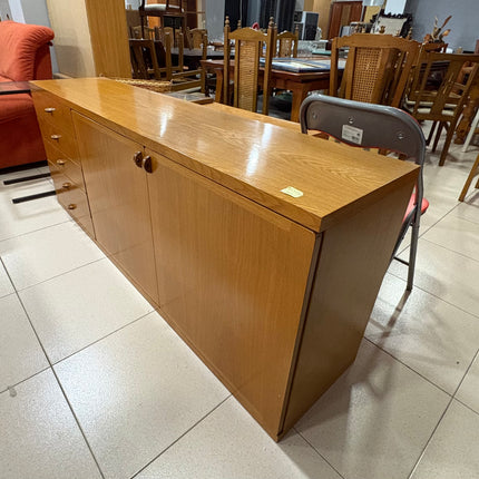 APARADOR DE MADERA CON BOTELLERO