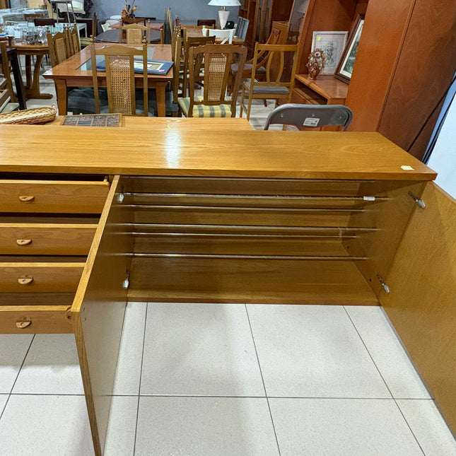 APARADOR DE MADERA CON BOTELLERO