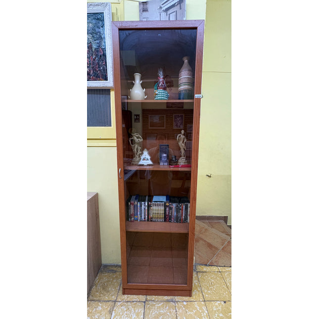 VITRINA DE MADERA CON PUERTA DE CRISTAL