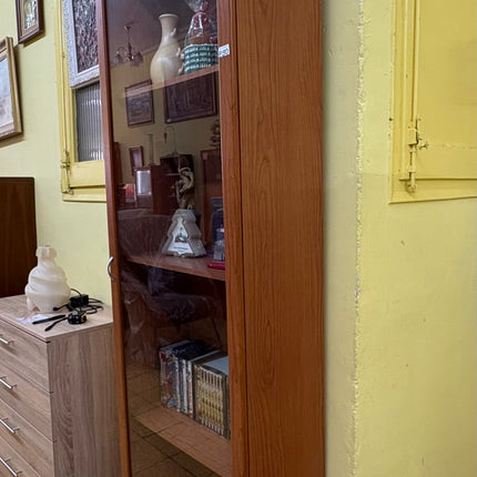 VITRINA DE MADERA CON PUERTA DE CRISTAL