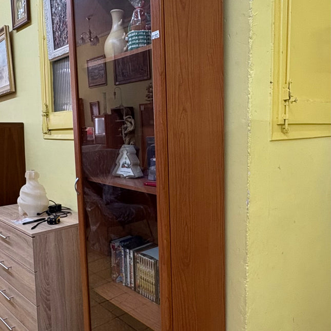 VITRINA DE MADERA CON PUERTA DE CRISTAL
