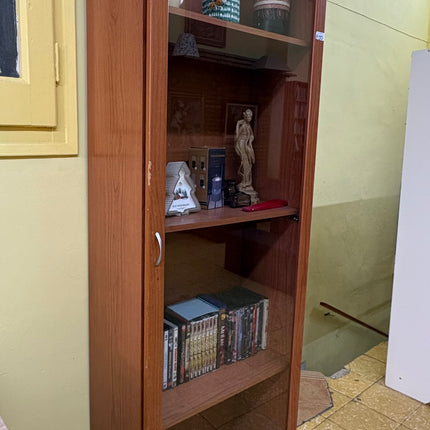 VITRINA DE MADERA CON PUERTA DE CRISTAL