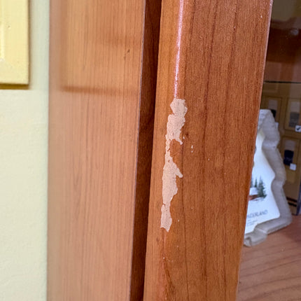 VITRINA DE MADERA CON PUERTA DE CRISTAL