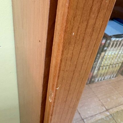 VITRINA DE MADERA CON PUERTA DE CRISTAL
