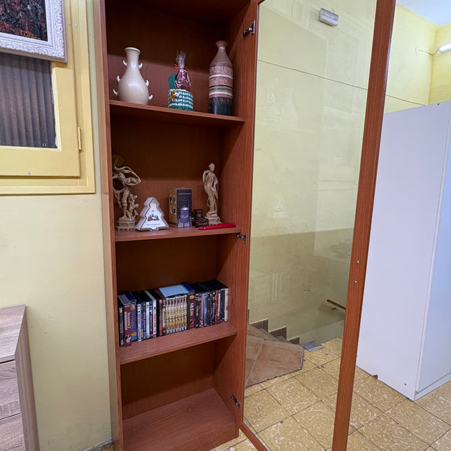 VITRINA DE MADERA CON PUERTA DE CRISTAL