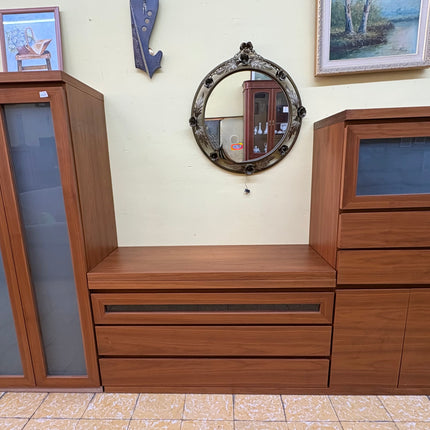 APARADOR DE MADERA CON PUERTAS DE CRISTAL