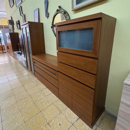 APARADOR DE MADERA CON PUERTAS DE CRISTAL