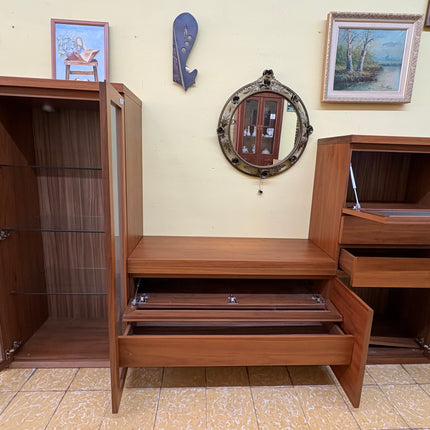 APARADOR DE MADERA CON PUERTAS DE CRISTAL