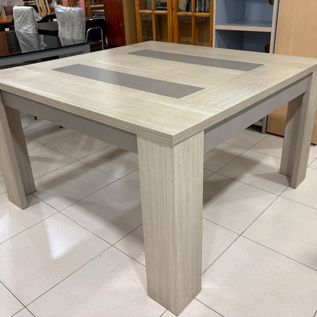 MESA DE COMEDOR CUADRADA DE MADERA