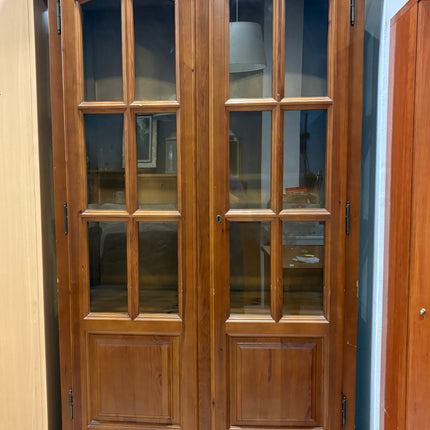 VITRINA DE PINO CON PUERTAS DE CRISTAL
