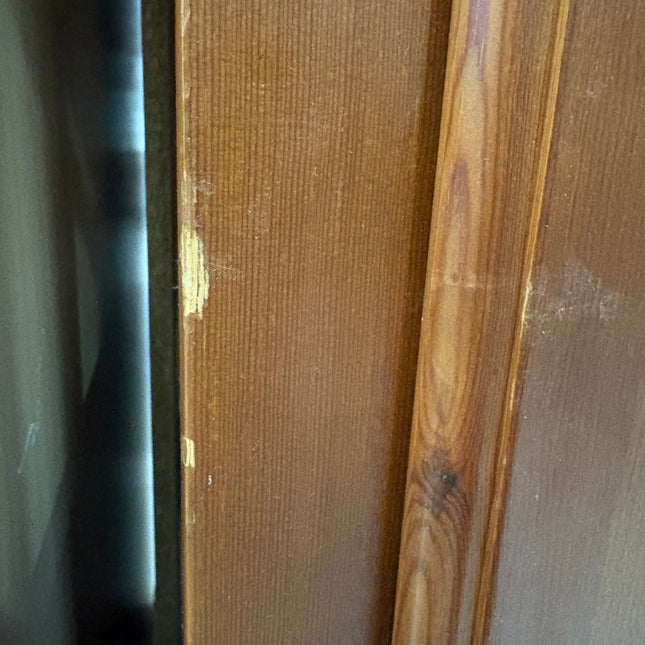 VITRINA DE PINO CON PUERTAS DE CRISTAL