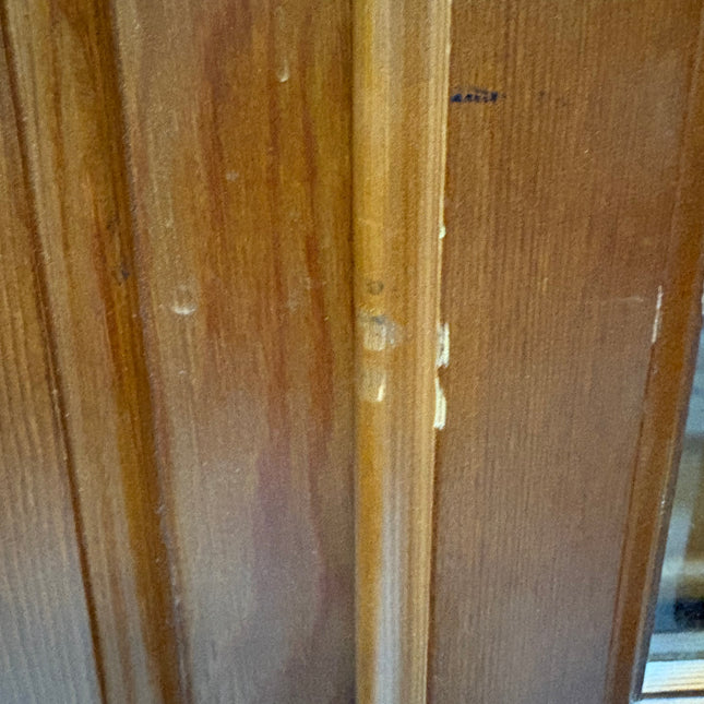 VITRINA DE PINO CON PUERTAS DE CRISTAL