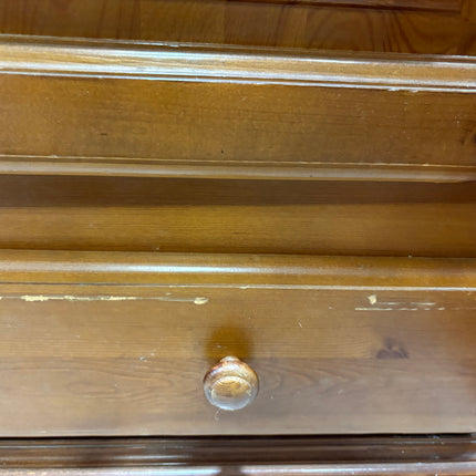 VITRINA DE PINO CON PUERTAS DE CRISTAL