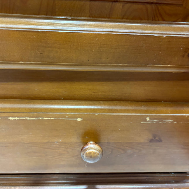 VITRINA DE PINO CON PUERTAS DE CRISTAL