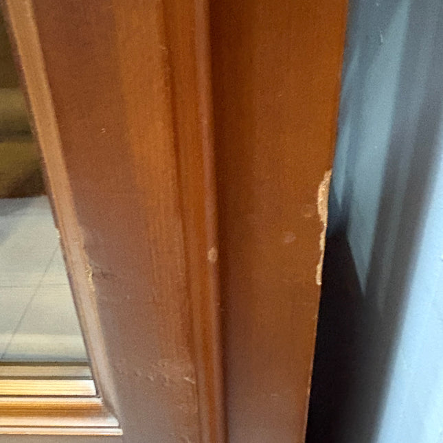 VITRINA DE PINO CON PUERTAS DE CRISTAL