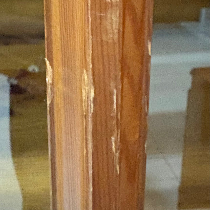 VITRINA DE PINO CON PUERTAS DE CRISTAL