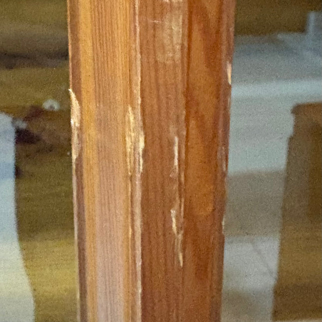 VITRINA DE PINO CON PUERTAS DE CRISTAL