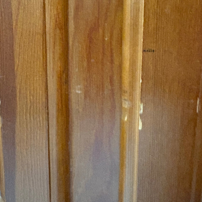 VITRINA DE PINO CON PUERTAS DE CRISTAL