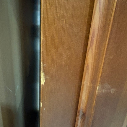VITRINA DE PINO CON PUERTAS DE CRISTAL