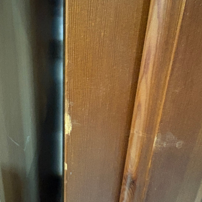 VITRINA DE PINO CON PUERTAS DE CRISTAL