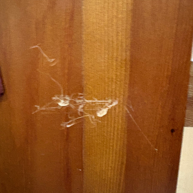 VITRINA DE PINO CON PUERTAS DE CRISTAL