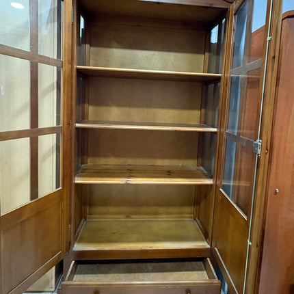 VITRINA DE PINO CON PUERTAS DE CRISTAL