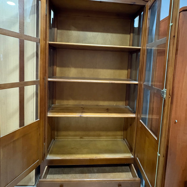 VITRINA DE PINO CON PUERTAS DE CRISTAL