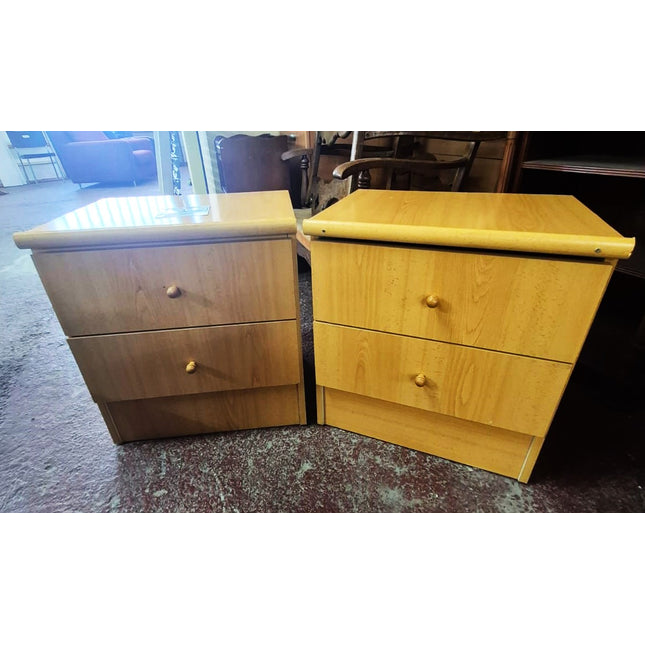 PAR DE MESITAS DE MADERA