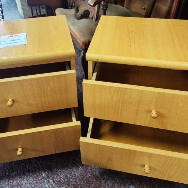PAR DE MESITAS DE MADERA